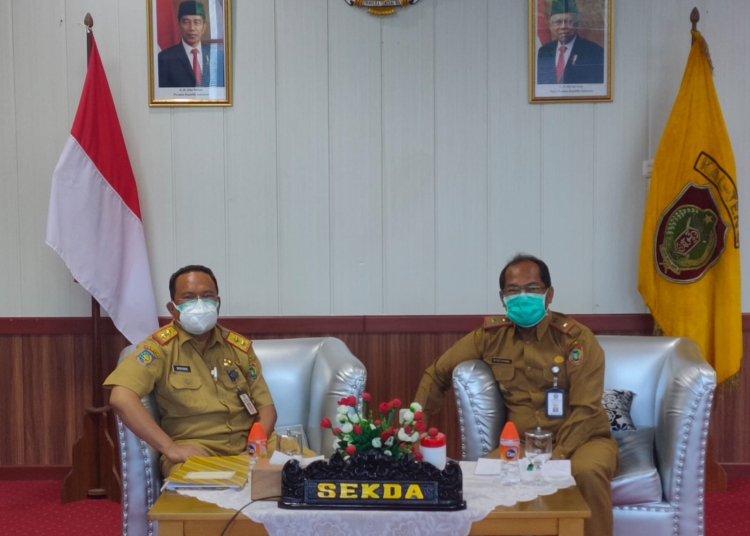 Pj.Sekretaris Daerah Kalteng H.Nuryakin dan Kadis Kesehatan Kalteng, Suyuti Syamsul saat mengikuti rapat monitoring ketersediaan oksigen bersama Wamenkes..(photo/ist)
