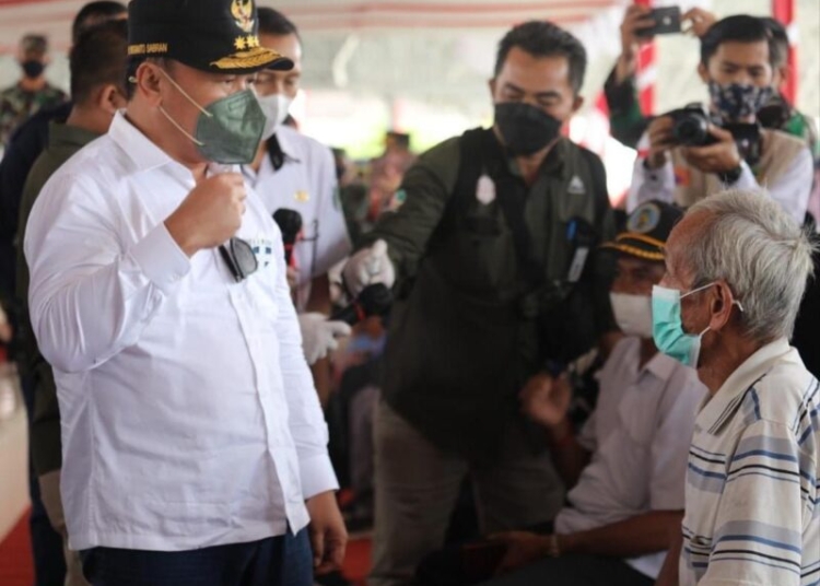 Gubernur Kalteng, H.Sugianto saat meninjau langsung pelaksanaan vaksinasi massal beberapa waktu lalu. (Photo/ist)