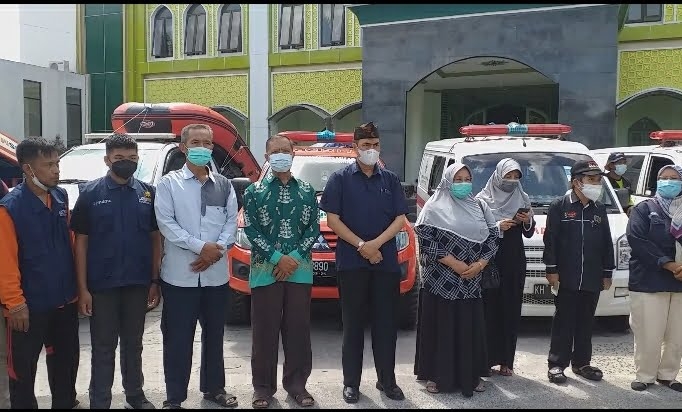 LEPAS-Ketua PWM Muhammadiya Ahmad Syar'i dan jajaran saat melepas armada bantuan untuk korban banjir.