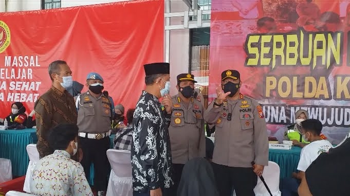 kapolda kalteng Irjen Pol Dedy Prasetyo dan ketu PWM Muhammadiyah saat meninjau pelaksanaan vaksinasi pelajar Muhammadiyah