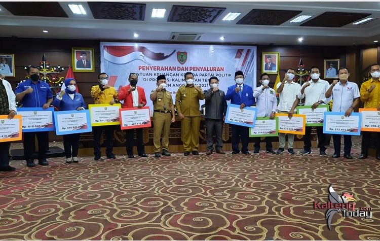 Sejumlah Partai Poltik usai menerima bantuan keuangan bersumber dari APBN berphoto bersama dengan Gubernur Kalimantan Tengah, H.Sugianto Sabran. (Photo/ist)