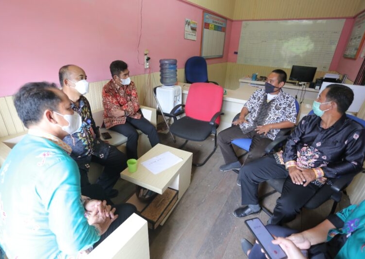 Plt.Kadis Kominfosantik Prov. Kalteng, Agus Siswadi beserta rombongan saat pertemuan dengan pengurus BUMDes Pematang Panjang. (Photo/ist)