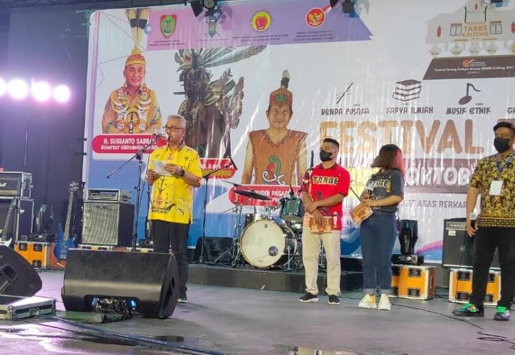 Staf ahli Gubernur Bidang Kemasyarakatan dan Sumber Daya Manusia Herson B. Aden menutup secara resmi Festival Tarung Budaya Betang Tahun 2021. (Photo/ist)