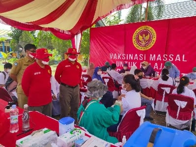Tinjau- Kabinda Kalteng Brigjen TNI Sinyo saat meninjau pelaksanaan vaksinasi pelajar di SMAN 6, Palangka Raya, Selasa (19/10).