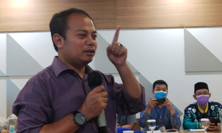 Idy Muzayyad, Wakil Ketua Infokom MUI Pusat saat memberikan materi pelatihan jurnalistik tulis kepada 60 peserta Regional Kalimantan. (Photo/Ni)