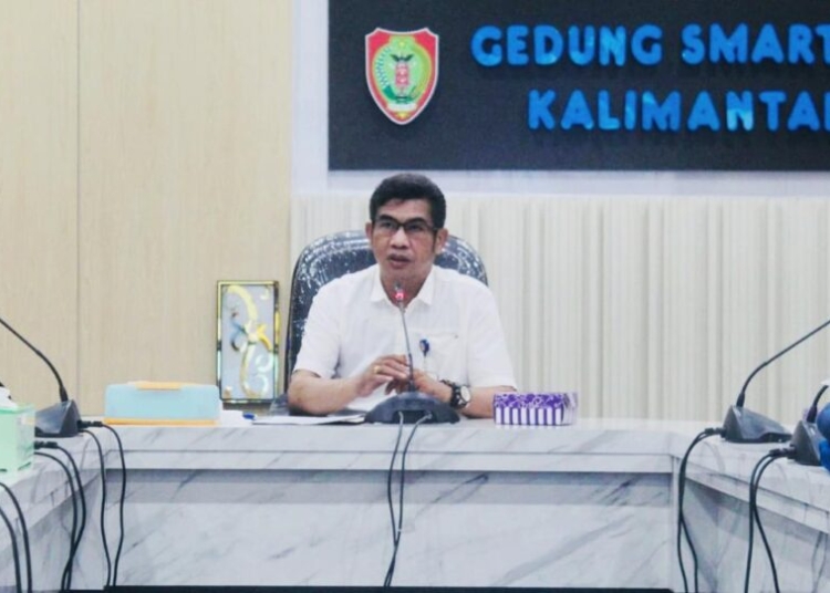 Plt. Kepala Dinas Kominfosantik Prov. Kalteng Agus Siswadi saat membuka secara resmi Webinar Reviu Monev Keterbukaan Informasi Publik. (Photo.ist)