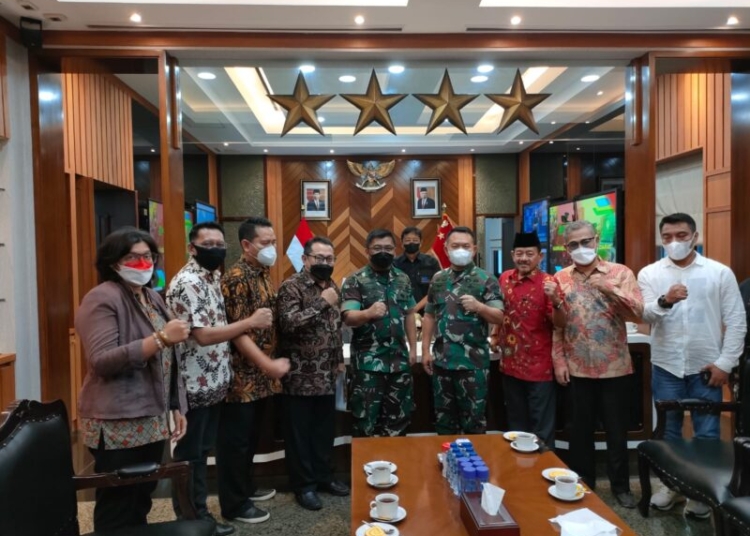 Usai melakukan pertemuan, KSAD Jenderal TNI Dudung Abduracman dan Ketua Umum SMSI, Firdaus dan jajaran nya melakukan photo bersama. (Photo/ist)