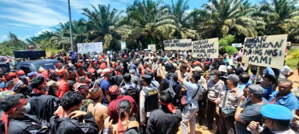Aksi demo massa yang menuntut ganti rugi lahan saat dihadang massa tenaga kerja lokal di lokasi perusahaan PT SLM, Kabupaten Seruyan. (IST)