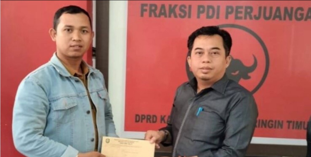 Anggota DPRD Kotim Rimbun saat menerima perwakilan warga Desa Banyu Biru, Kotim. (Istimewa)
