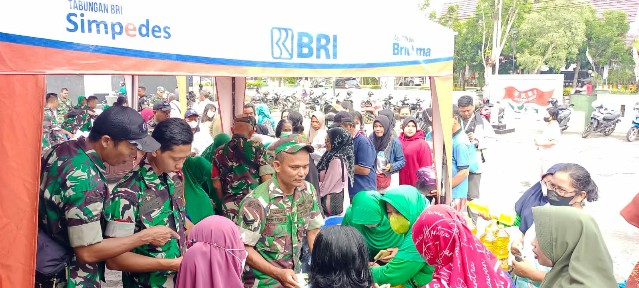 Koramil 1011-04 Selat saat menggelar Pasar Murah. (Ist)