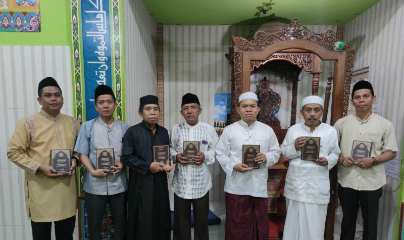 Foto bersama dan penyerahan Alquran usai buka puasa bersama MAN Model Palangka Raya. (Ist)
