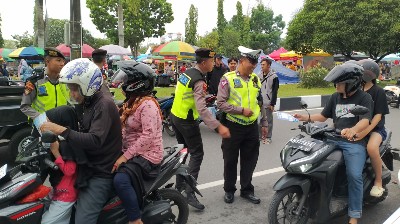 Petugas saat melakukan sosialisasi. (Ist)