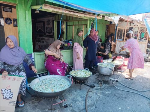 Warga Jalan Riau sedang memasak bubur Asyura dengan 41 macam jenis sayuran, Jum'at (28/7/2023). [Foto/ RizaL]