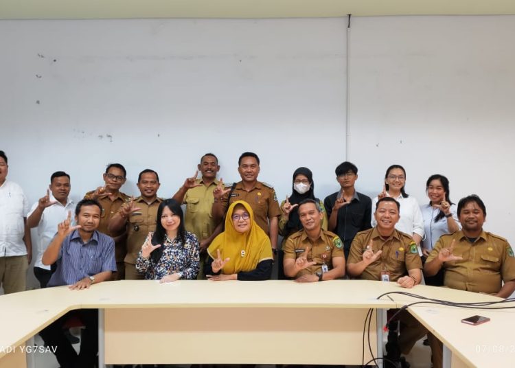Foto bersama Kepala DPMD Kab. Kapuas Budi Kurniawan dan jajaran FEB ULM. (ist).