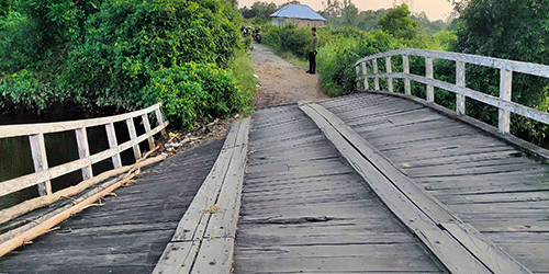 Jembatan Sungai Undang yang rusak perlu perbaikan