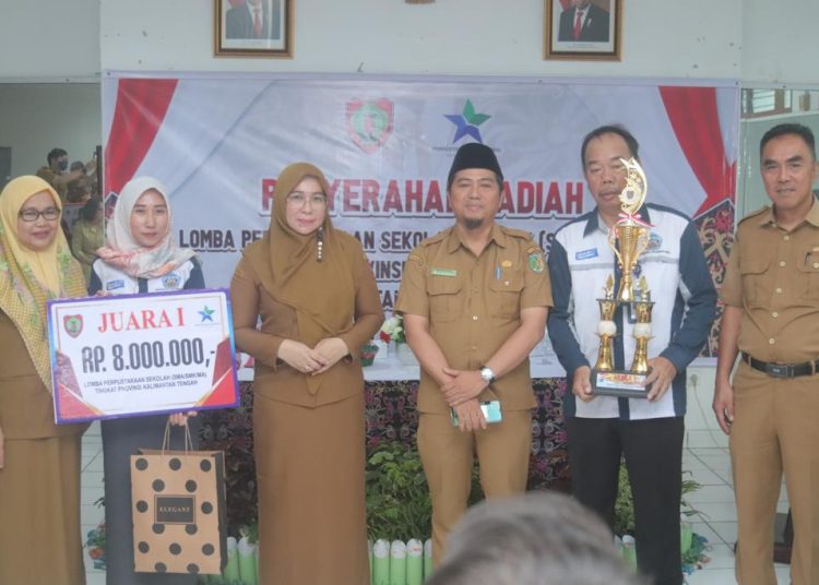 Penyerahan Hadiah Pemenang Juara I yang diraih SMAN 1 Kota Palangka Raya oleh Kadispursip Prov. Kalteng Nunu Andriani. (Photo/hadri)