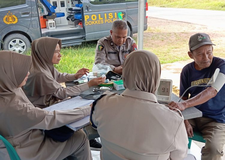 Biddokkes Polda Kepri laksanakan kegiatan bakti kesehatan masyarakat pulau rempang galang. (Photo/ist)