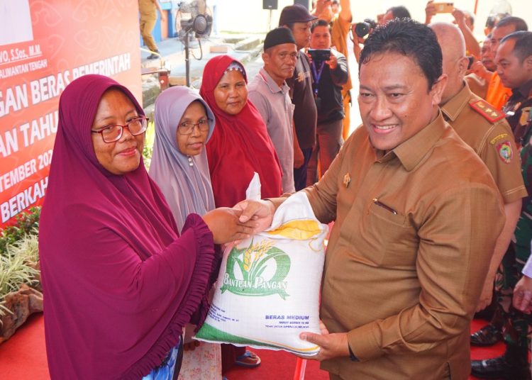 Wakil Gubernur Kalteng H. Edy Pratowo saat menyerahkan secara simbolis Bantuan Beras bagi Penerima Bantuan Pangan. (Photo/mario)