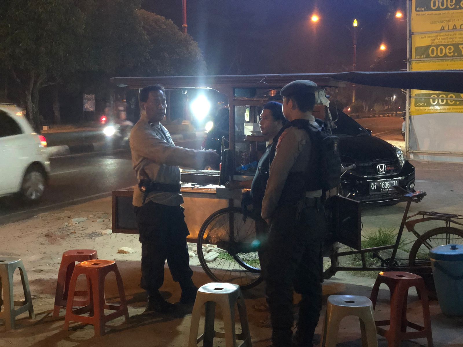 Petugas saat mendatangi lokasi kejadian pemalakan tukang sate. (Ist)