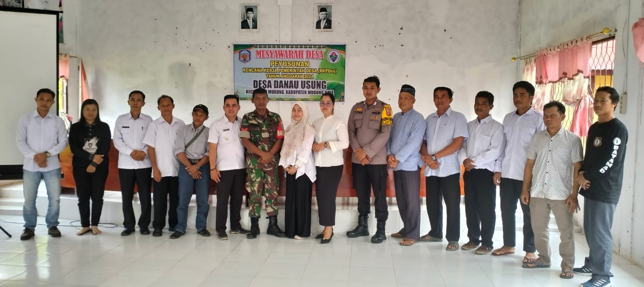Foto bersama jajaran aparat Desa Danau Usung. (foto: helminadi)