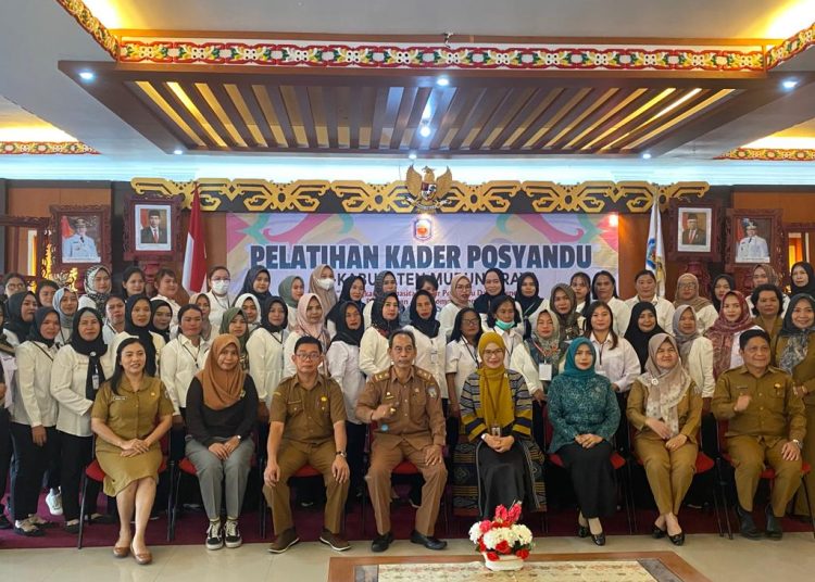 Plt. Sekda Murung Raya Serampang melakukan photo bersama dengan peserta Pelatihan Kader Posyandu. (Photo/rosa)