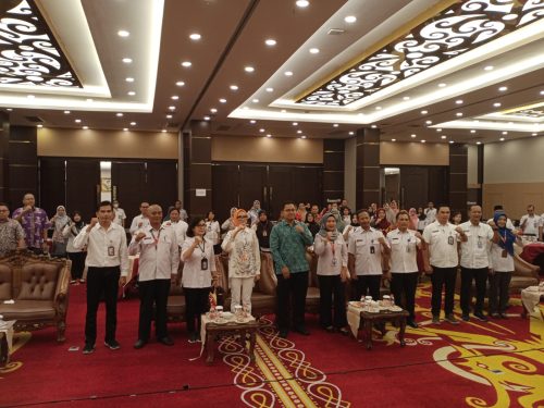 Ketua TP-PKK Prov. Kalteng Ivo Sugianto Sabran photo bersama dengan peserta Rapat Koordinasi Pokjanal Posyandu Tingkat Provinsi Kalteng tahun 2023. (Photo/zen)