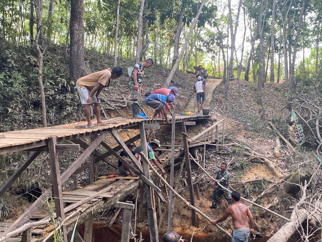 Jajaran Danramil Murung saat membantu warga membangun jembatan. (Rosa)