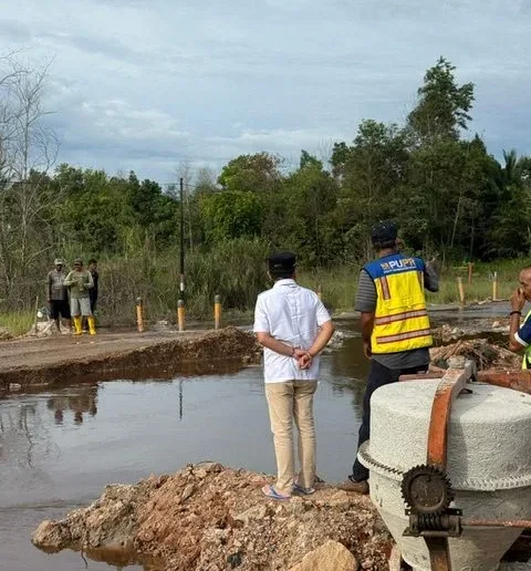 Gubernur Kalteng H. Agustiar Sabran saat turun ke lapangan meninjau kondisi sekaligus memastikan langkah percepatan penanganan ruas jalan nasional Kereng Pangi-Sampit.(Photo/rl)