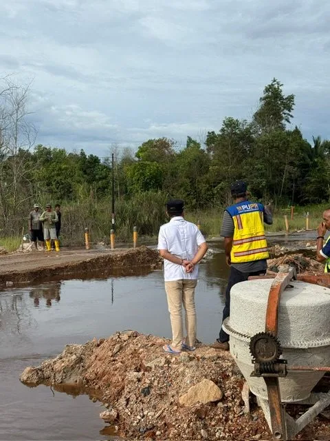 Gubernur Kalteng H. Agustiar Sabran saat turun ke lapangan meninjau kondisi sekaligus memastikan langkah percepatan penanganan ruas jalan nasional Kereng Pangi-Sampit.(Photo/rl)